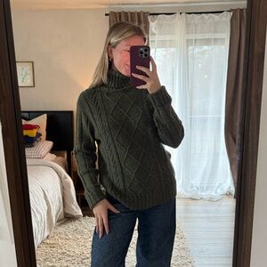 Green cable knit turtleneck sweater size small